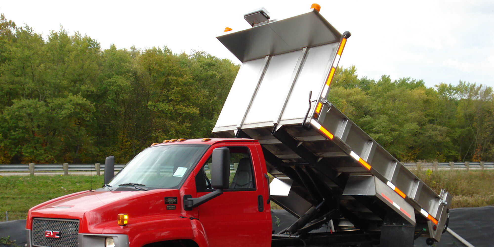 aluminum flatbed with hydraulic tilt dump